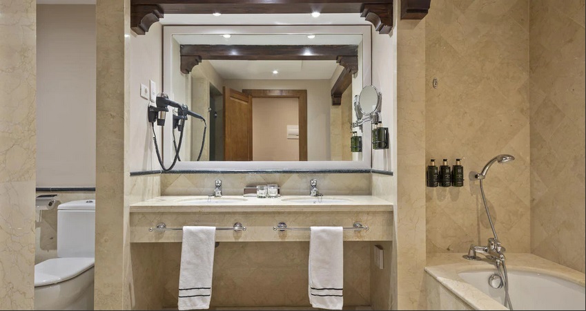 Melia Villaitana Golf Resort Junior Suite Bathroom